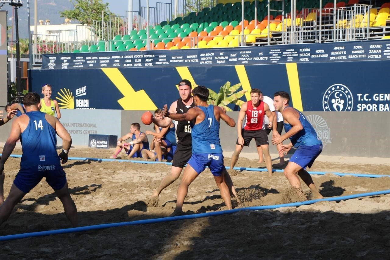 Antalya’nın Alanya ilçesinde devam eden EHF Avrupa Plaj Hentbolu Şampiyonası’nda