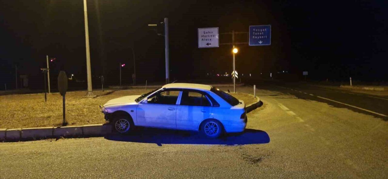 Çorum’un Alaca ilçesinde, ehliyetsiz sürücünün otomobiliyle refüje çıkması sonucu meydana