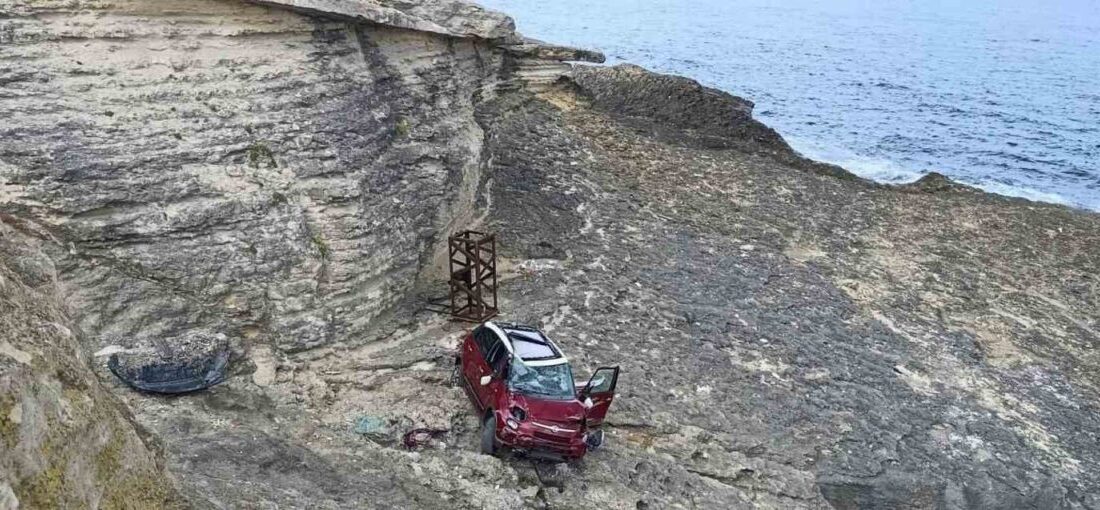 Kocaeli’nin Kandıra ilçesinde içesinde 4 kişinin bulunduğu otomobil, Pembe Kayalar’dan