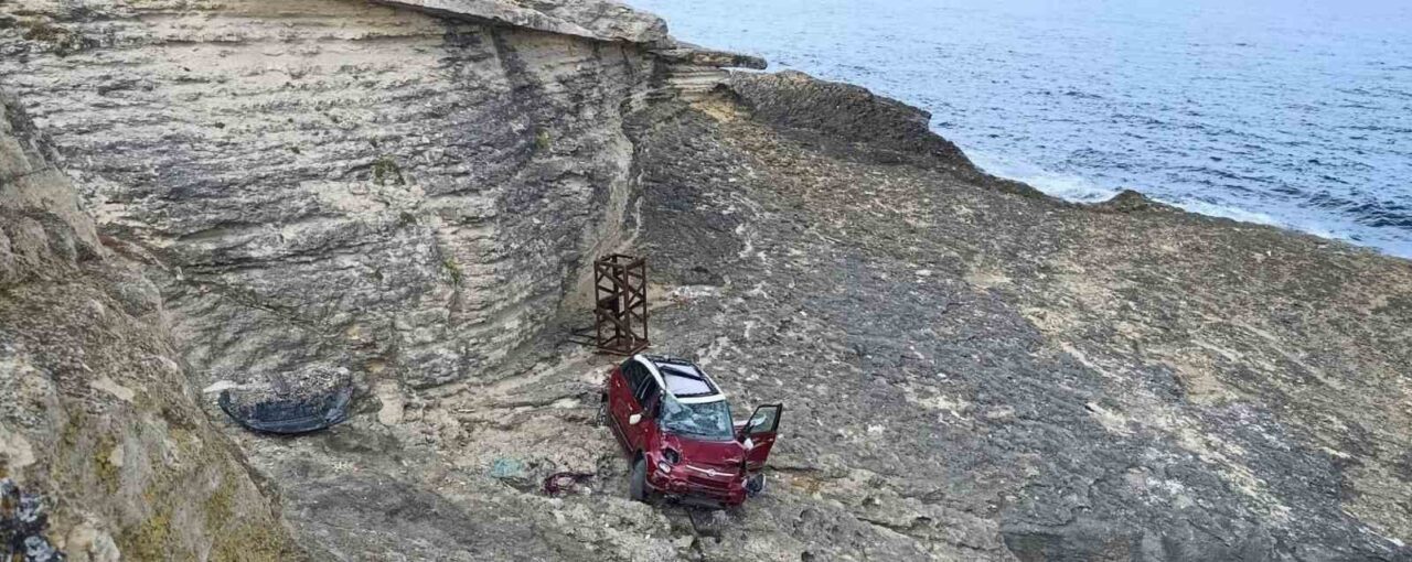 Kocaeli’nin Kandıra ilçesinde içesinde 4 kişinin bulunduğu otomobil, Pembe Kayalar’dan