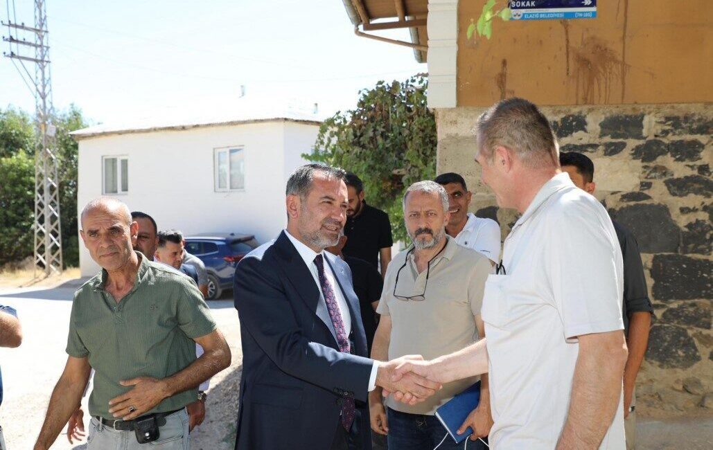 Elazığ Belediye Başkanı Şahin Şerifoğulları, Şahinkaya Mahallesi’nde yapımı devam eden