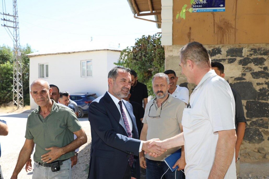 Elazığ Belediye Başkanı Şahin Şerifoğulları, Şahinkaya Mahallesi’nde yapımı devam eden