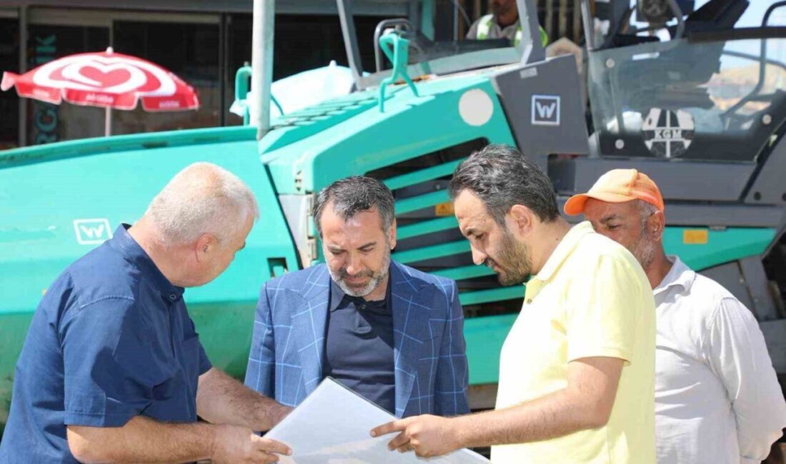 Elazığ Belediye Başkanı Şahin Şerifoğulları, yol yapım çalışmalarını yerinde inceleyerek,
