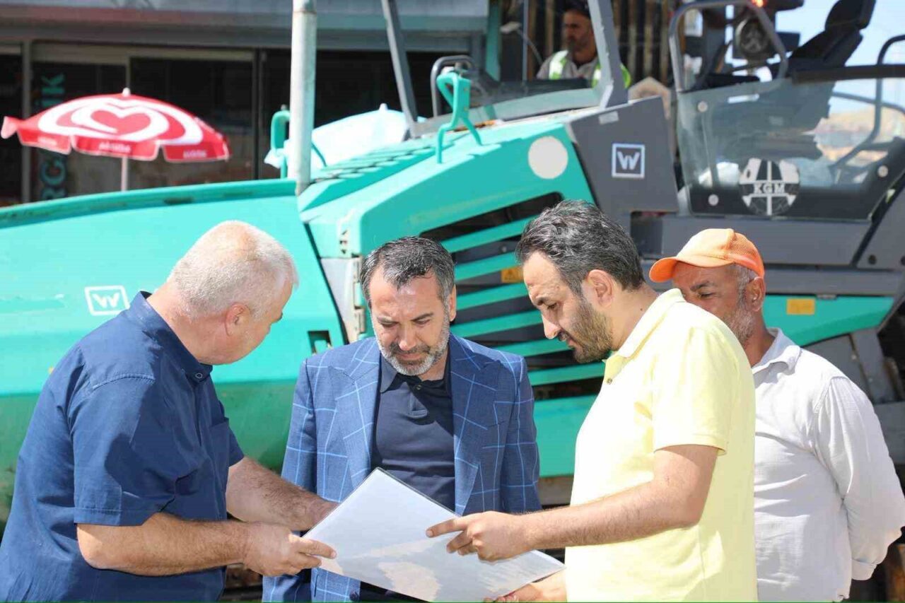 Elazığ Belediye Başkanı Şahin Şerifoğulları, yol yapım çalışmalarını yerinde inceleyerek,