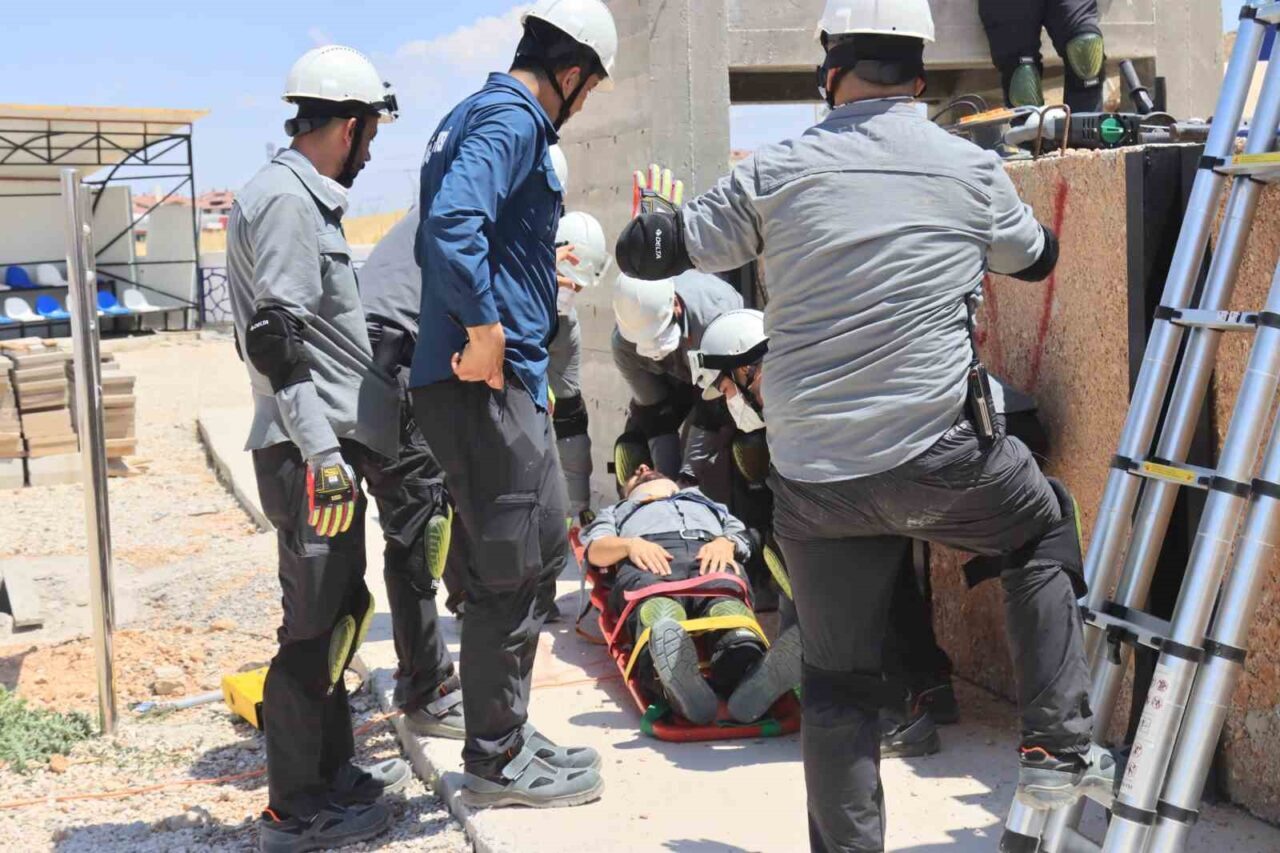 Elazığ Belediyesi Arama Kurtarma (ELBAK) ekibi, yoğun eğitimlerinin ardından, hafif