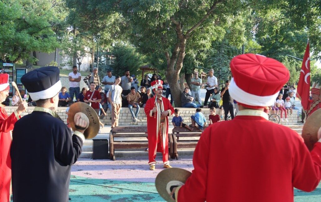 Elazığ Belediyesi tarafından geleneksel hale getirilen yaz etkinliklerinde mehteran takımının