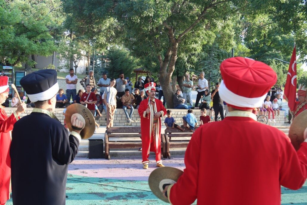 Elazığ Belediyesi tarafından geleneksel hale getirilen yaz etkinliklerinde mehteran takımının