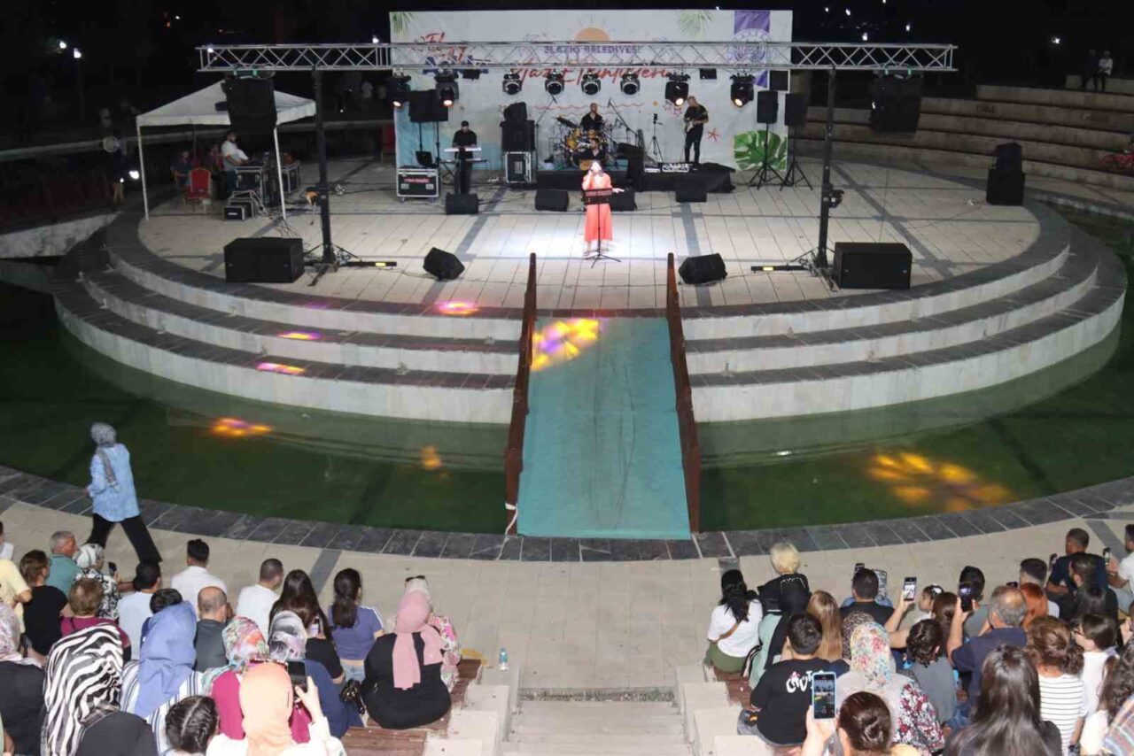 Elazığ Belediyesi yaz etkinliklerinde sanatçı Evin Gençero Elazığlılarla buluştu. Elazığ