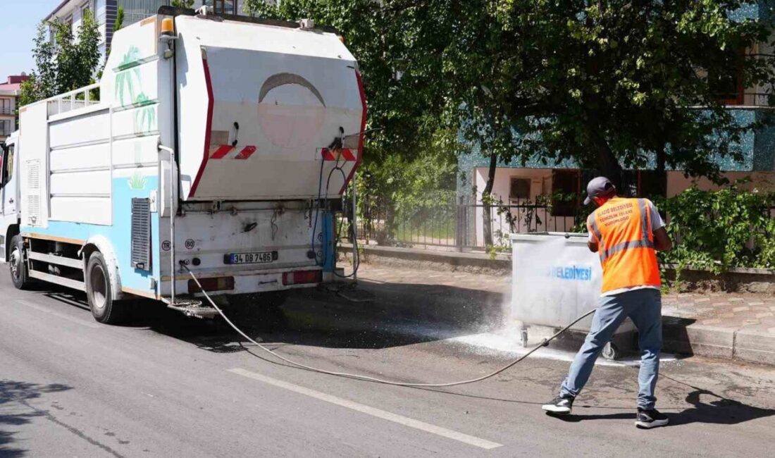 Elazığ Belediyesi, şehir genelinde sürdürdüğü temizlik çalışmalarına hız kesmeden devam
