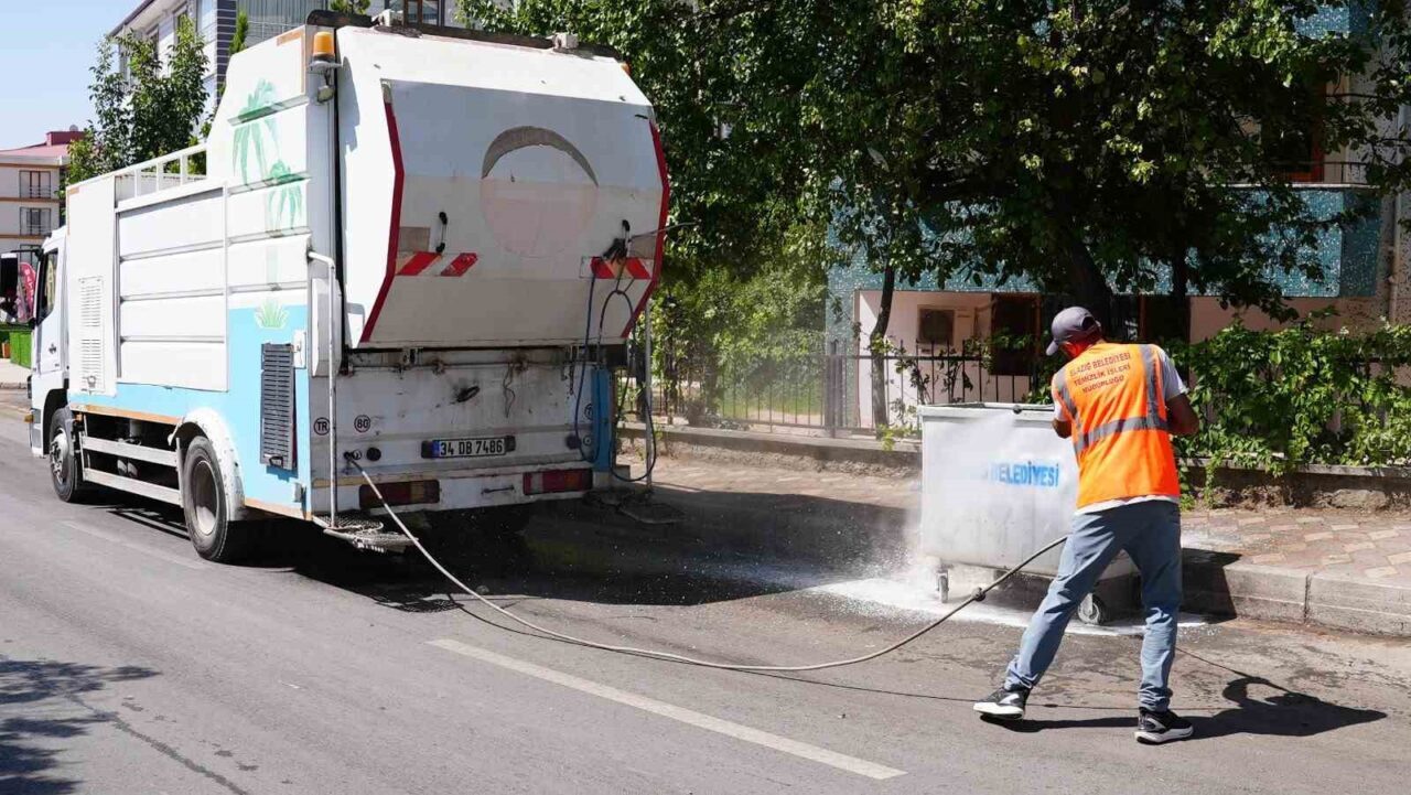 Elazığ Belediyesi, şehir genelinde sürdürdüğü temizlik çalışmalarına hız kesmeden devam