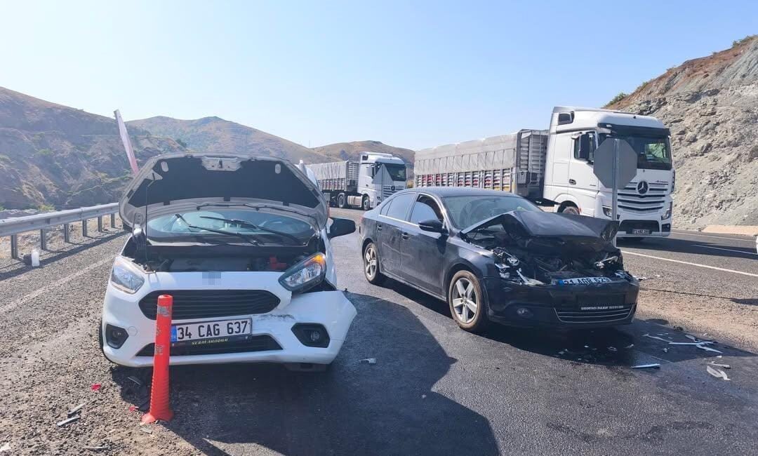Elazığ’ın Maden ilçesinde yavaşlayan otobüse otomobil, otomobile de hafif ticari