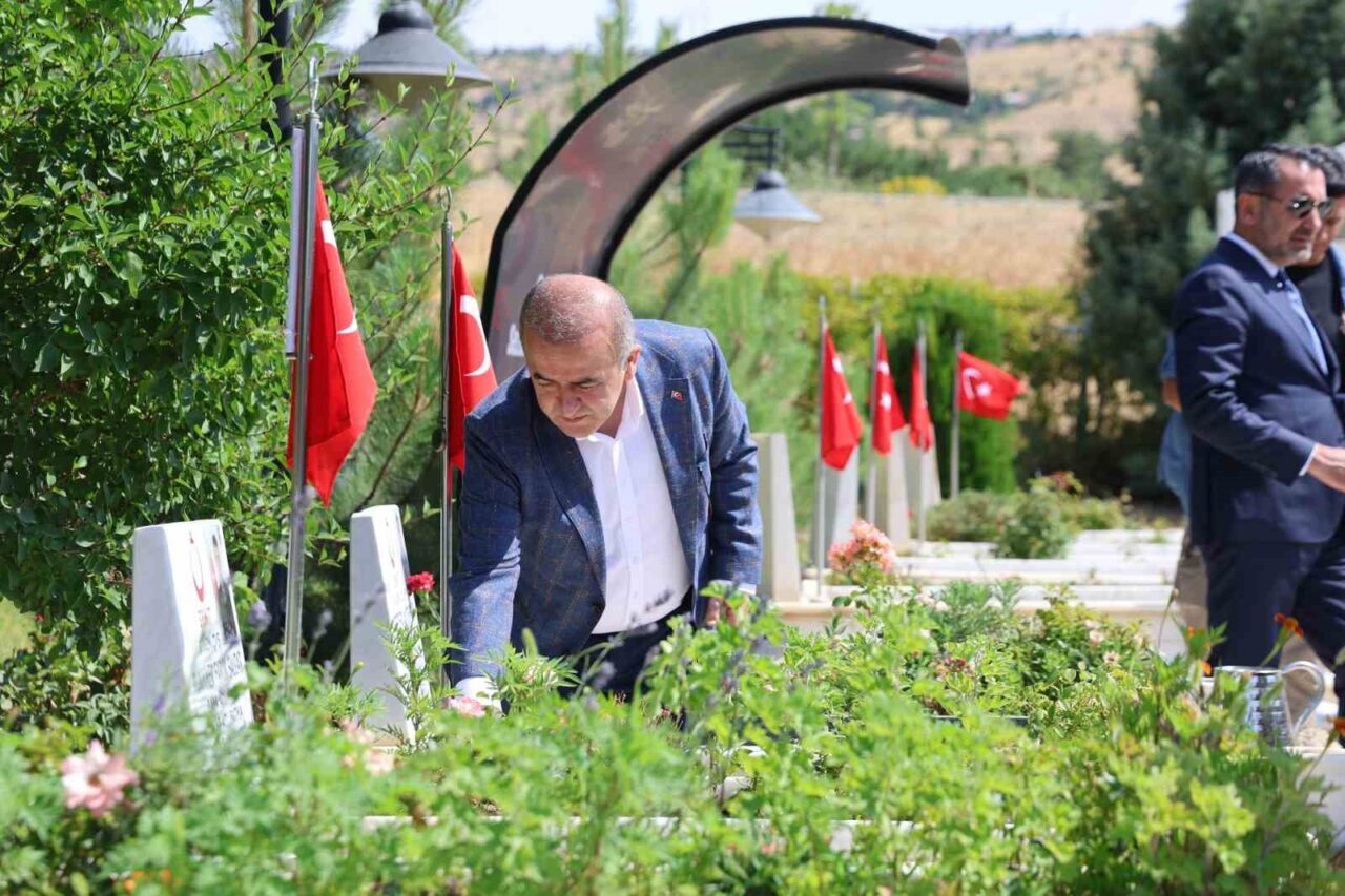 Elazığ’da 15 Temmuz demokrasi zaferinin 9’uncu yıl dönümünde şehitlikler ziyaret