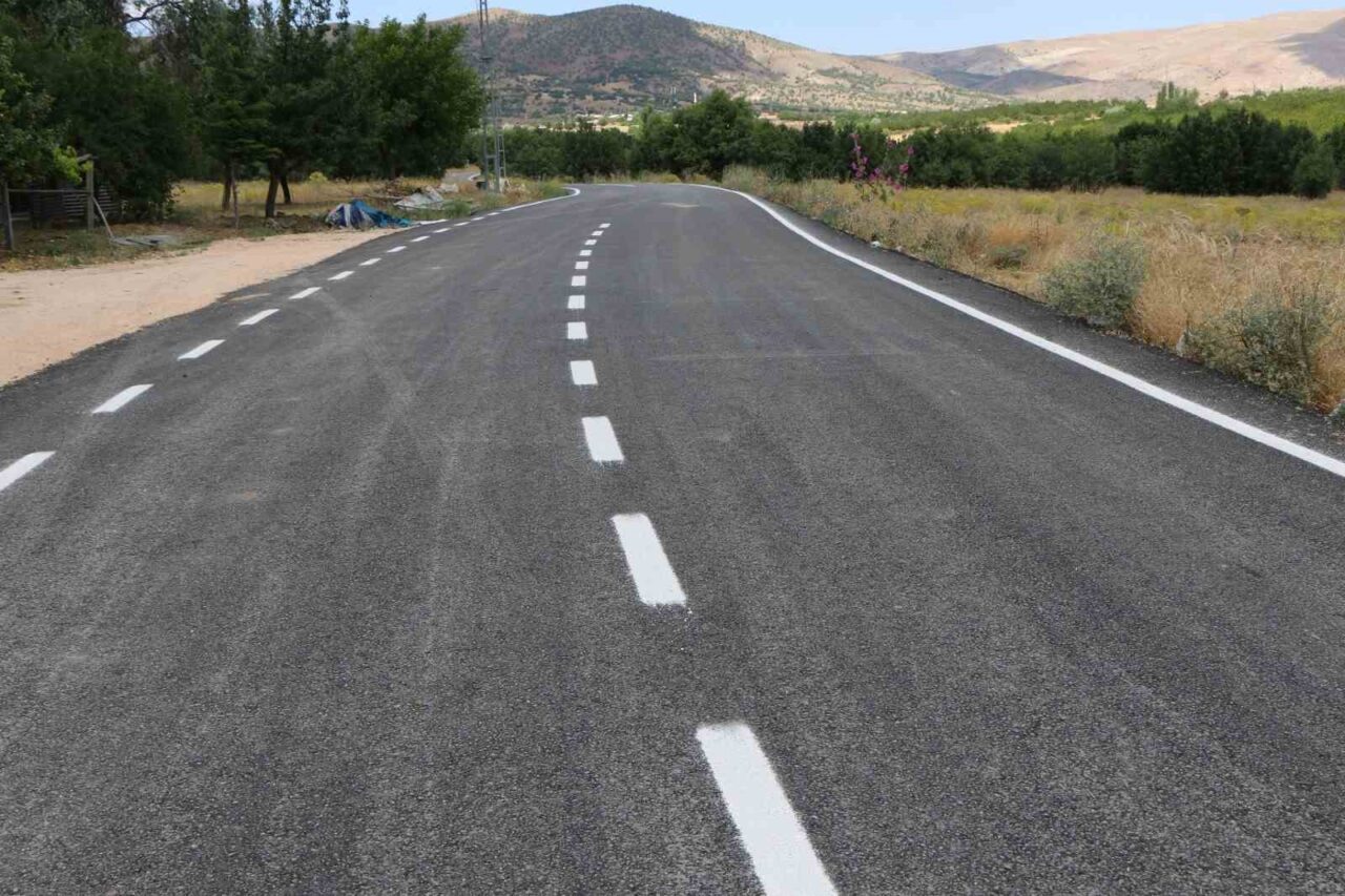 Elazığ İl Özel idaresi tarafından 4 köyün BSK kaplamalı yol