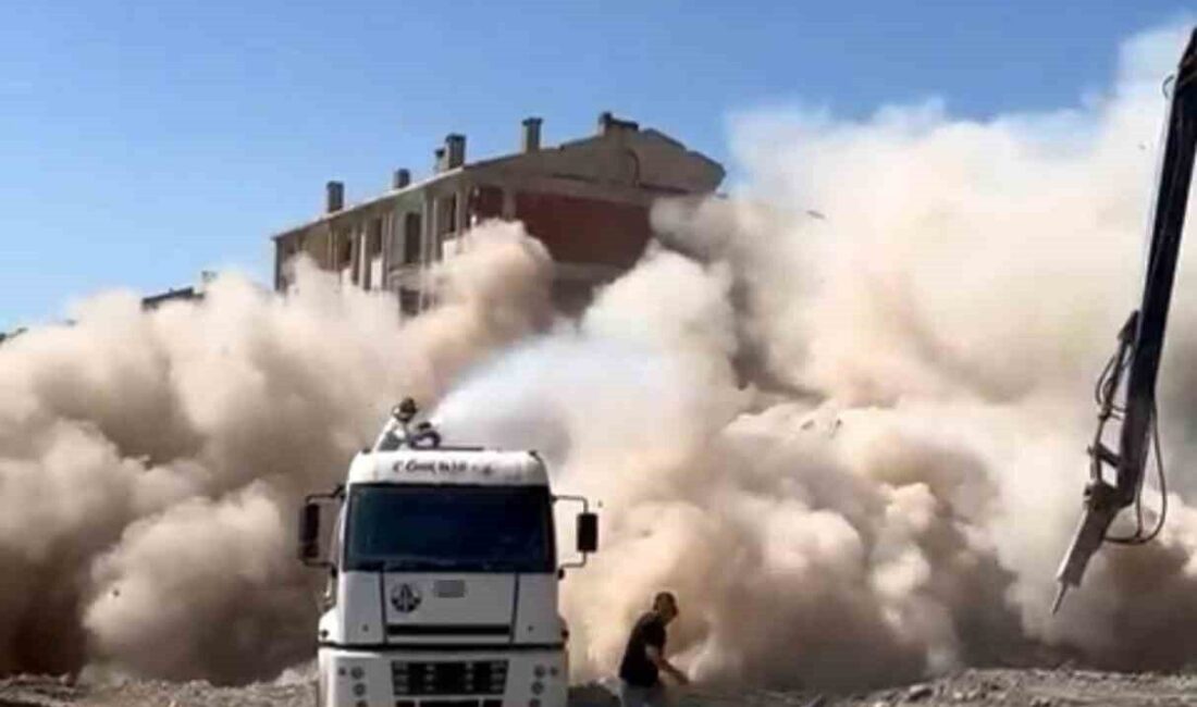 Kahramanmaraş merkezli depremlerde Elazığ’da ağır hasar alan bina, iş makinesinin
