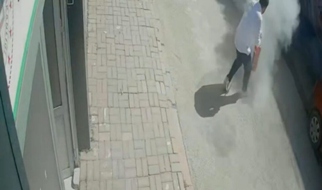 Elazığ’da sabah saatlerinde, park halindeki otomobilde çıkan yangının güvenlik kamerası