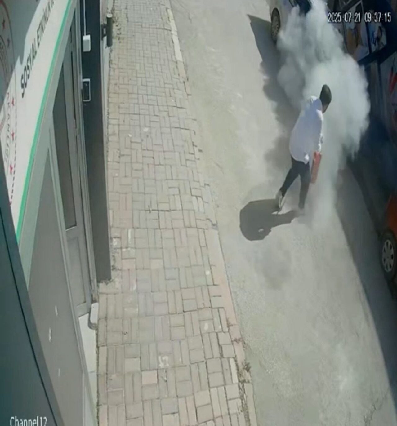 Elazığ’da sabah saatlerinde, park halindeki otomobilde çıkan yangının güvenlik kamerası