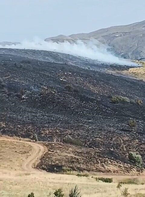 Elazığ’ın Sivrice ilçesinde arazide çıkan yangına hem havadan hem de