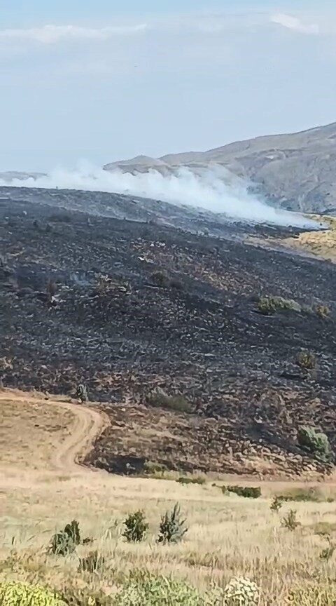 Elazığ’ın Sivrice ilçesinde arazide çıkan yangına hem havadan hem de