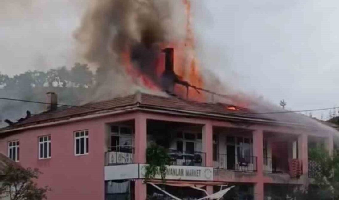 Elazığ’da 2 katlı bir evin çatısında çıkan yangın, itfaiye ekipleri