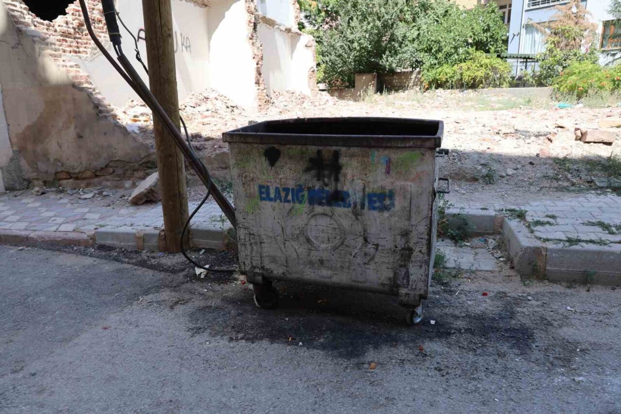 Elazığ’da evde doğum yapan bir kadın, bebeğini binanın önündeki çöp