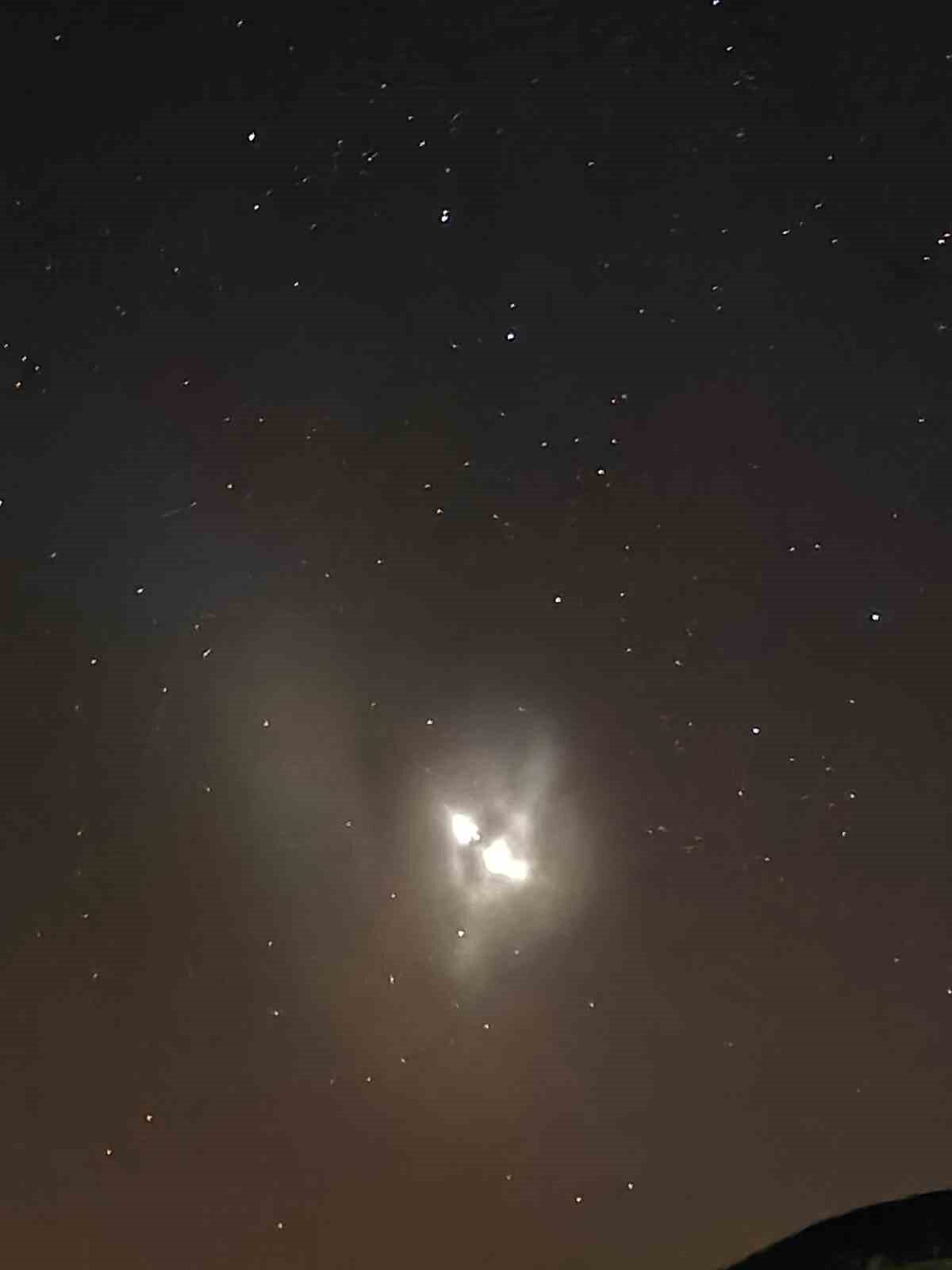 Elazığ semalarında gece saatlerinde görülen ışık hüzmesi heyecanlandırdı. Elazığ’da gökyüzünde