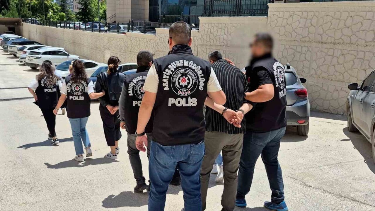 Elazığ’da polis ekipleri tarafından bir güzellik salonuna düzenlenen fuhuş operasyonunda
