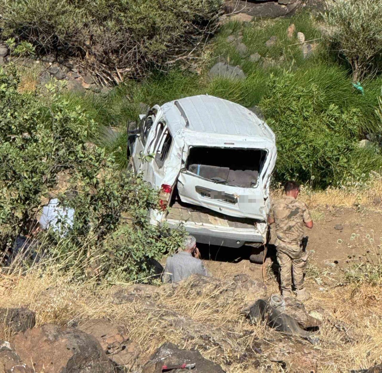 Elazığ’da hafif ticari aracın şarampole uçması sonucu meydana gelen trafik