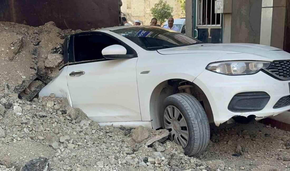 Elazığ’da bir inşaat alanında hafriyat döken kamyon yan yattı, park