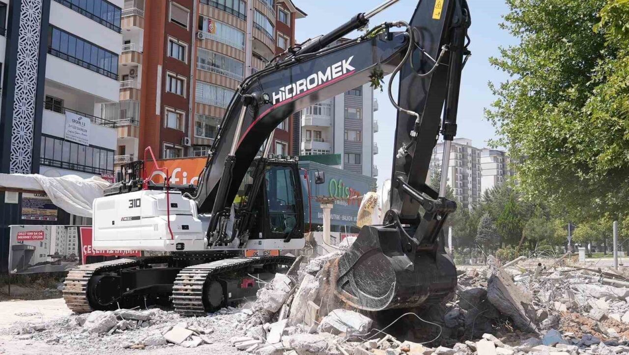 Hazardağlı Kavşağı’nda Ulaştırma Bakanlığı’na bağlı Karayolları Genel Müdürlüğü koordinesinde kavşak