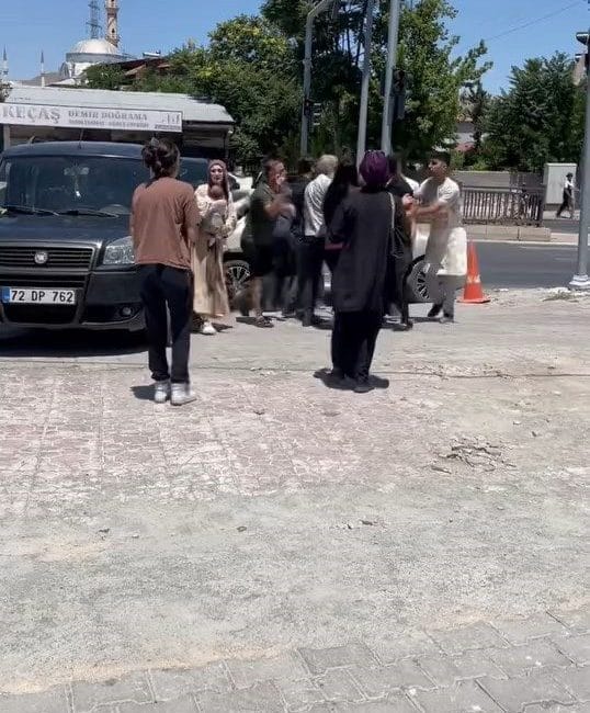 Elazığ’da hafif ticari araç ile otomobilin çarpışması sonucu sürücüler arasında