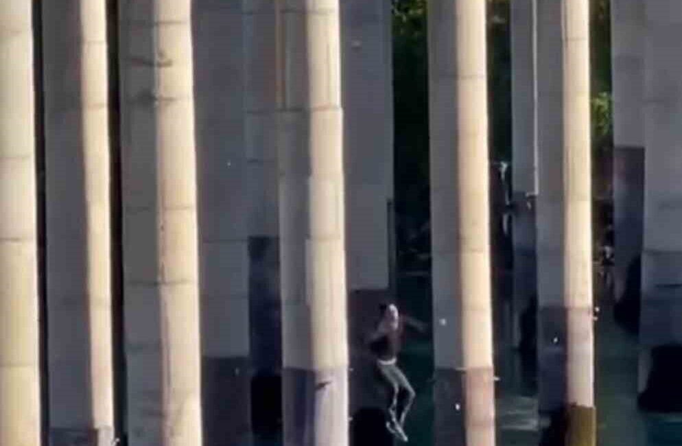 Elazığ’da Keban Köprüsü’nden atlayan gençlerin tehlikeli eğlencesi kameralara yansıdı. Elazığ’da