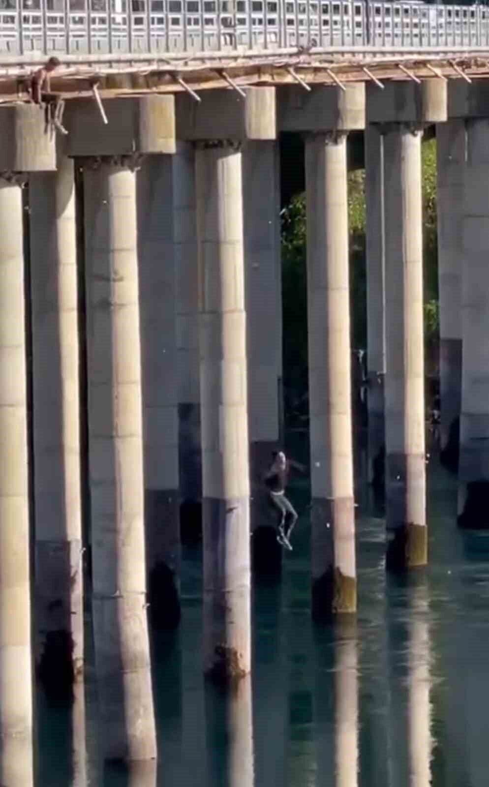 Elazığ’da Keban Köprüsü’nden atlayan gençlerin tehlikeli eğlencesi kameralara yansıdı. Elazığ’da