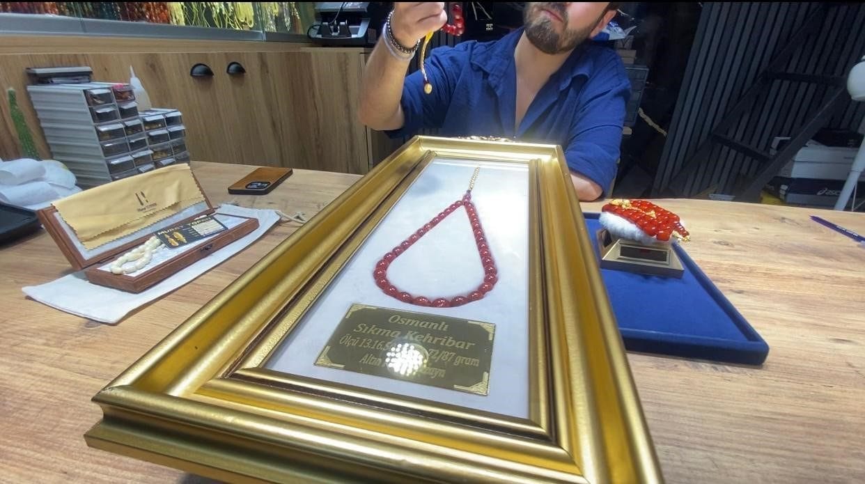 Elazığ’da bir tespih dükkanında satışa çıkan altın püsküllü bir milyon