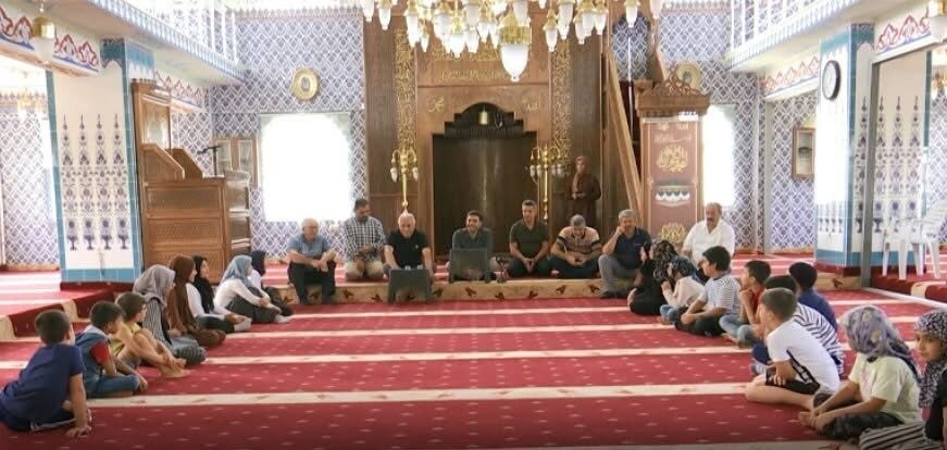Bilal-i Habeş Cami Kur’an Kursunda öğrenciler arası münazara etkinliği düzenlendi.
