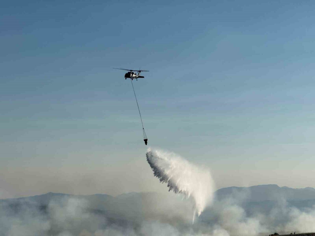 Elazığ’da çıkan örtü yangını, karadan ve havadan müdahale ile söndürüldü.