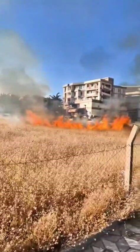 Elazığ’da otluk alanda çıkan yangın, itfaiye ekipleri tarafından büyümeden söndürüldü.