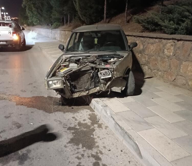 Elazığ’da direksiyon hakimiyetini kaybeden otomobil duvara çarptı. Kazada sürücü hafif