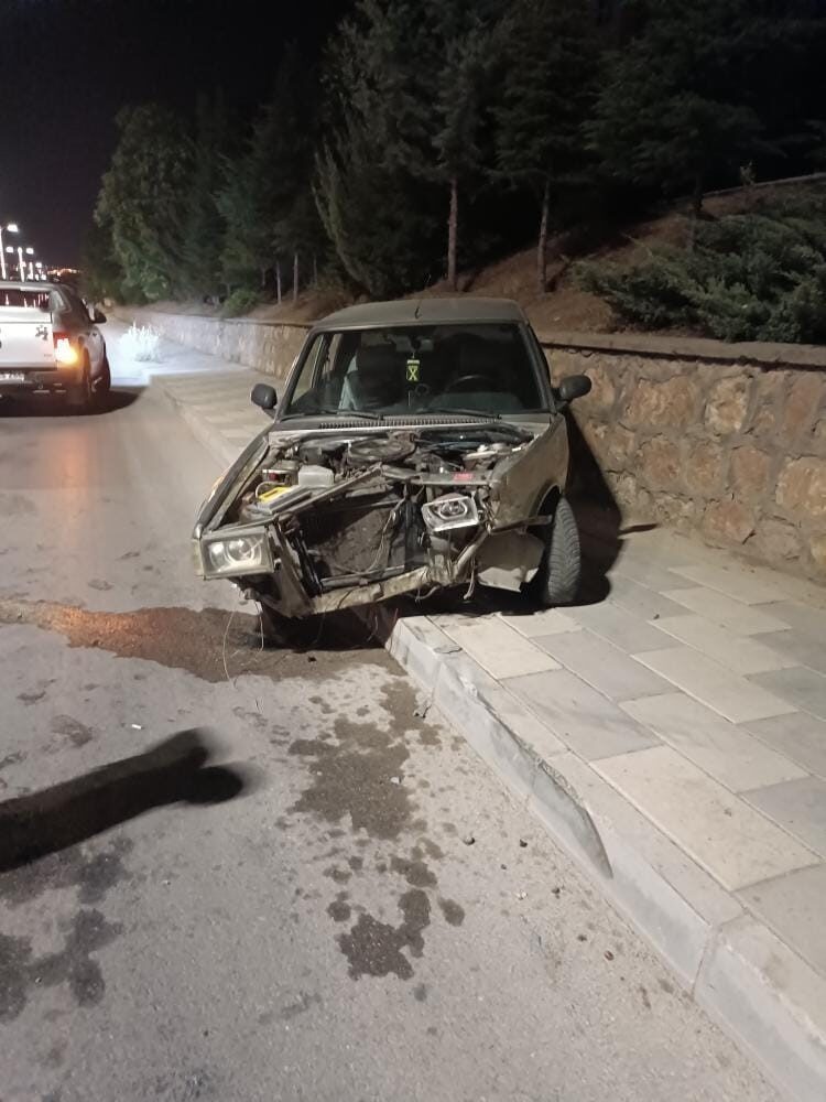 Elazığ’da direksiyon hakimiyetini kaybeden otomobil duvara çarptı. Kazada sürücü hafif