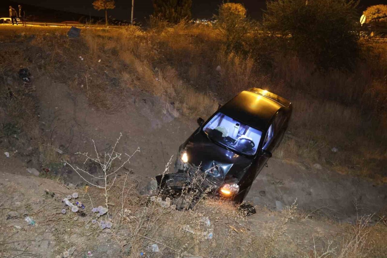 Elazığ’da otomobilin şarampole uçması sonucu meydana gelen kazada 5 kişi