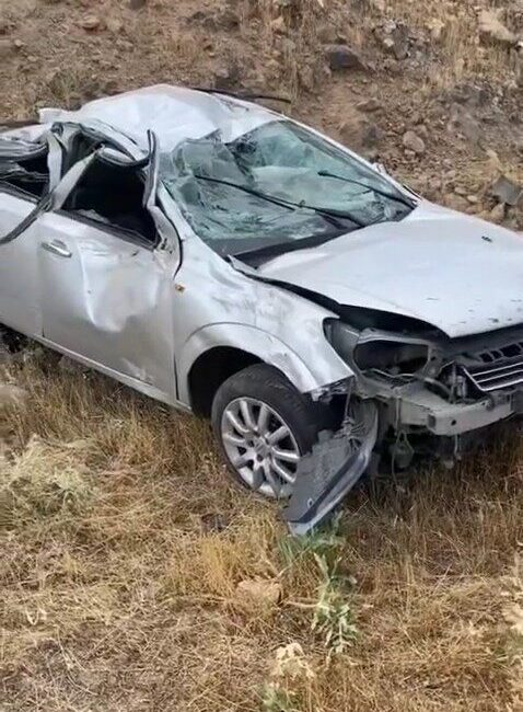 Elazığ’da otomobilin şarampole yuvarlanması sonucu meydana gelen kazada, 2 kişi