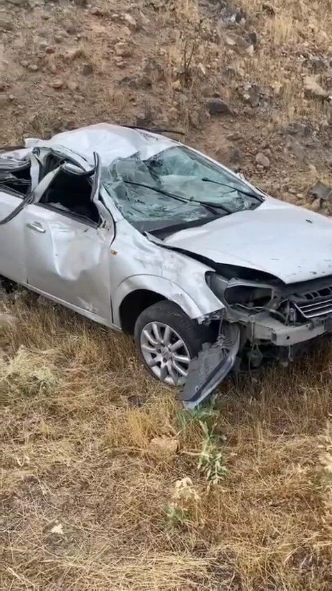 Elazığ’da otomobilin şarampole yuvarlanması sonucu meydana gelen kazada, 2 kişi
