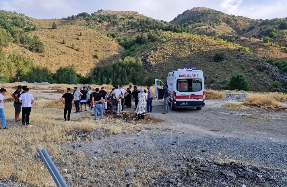 Elazığ’da virajı alamayan otomobil şarampole yuvarlanarak takla attı. Kazada, 2’si