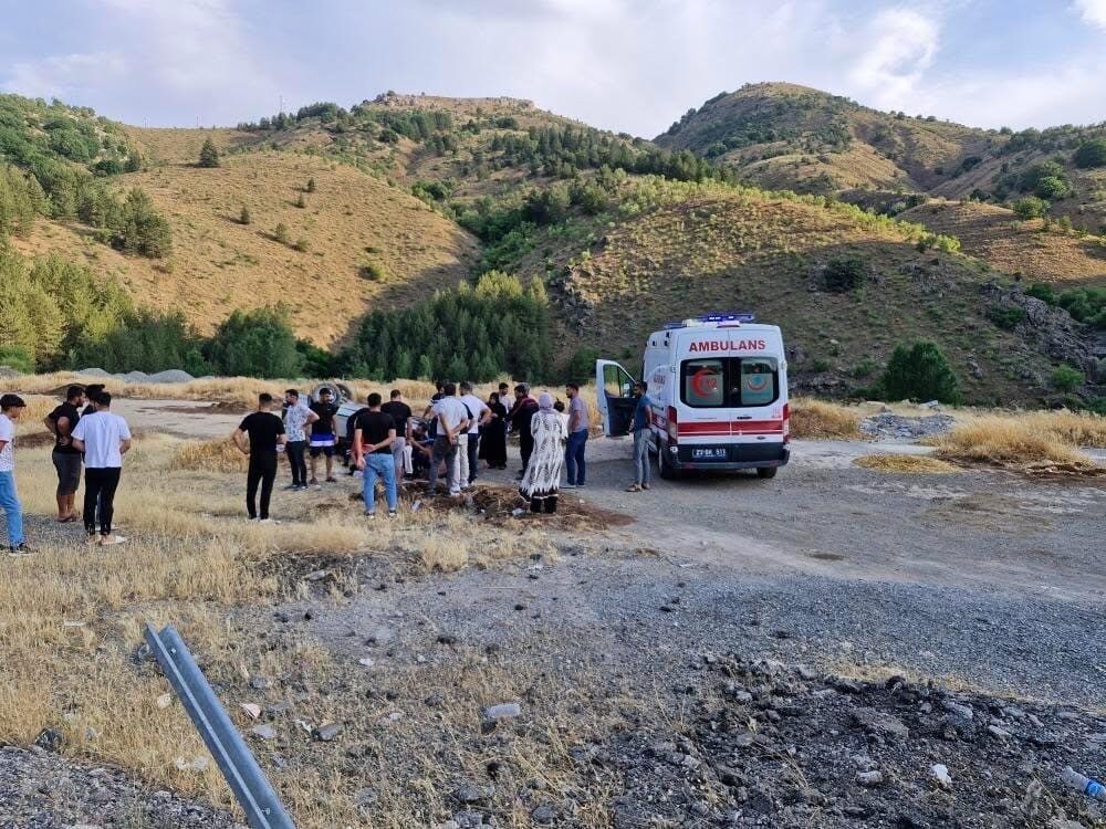 Elazığ’da virajı alamayan otomobil şarampole yuvarlanarak takla attı. Kazada, 2’si