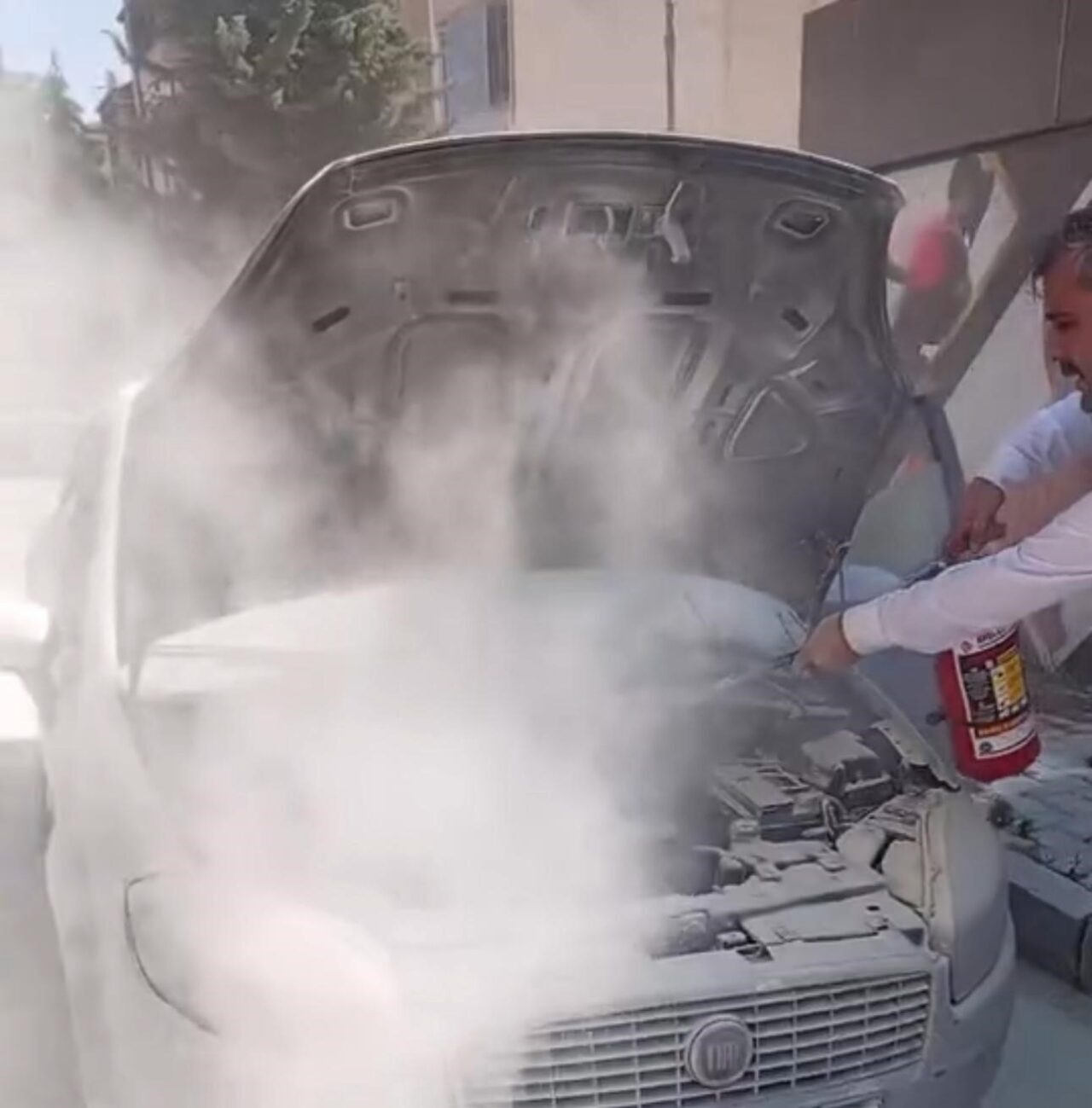 Elazığ’da park halindeki bir otomobilde yangın çıktı. Kurs merkezi çalışanları