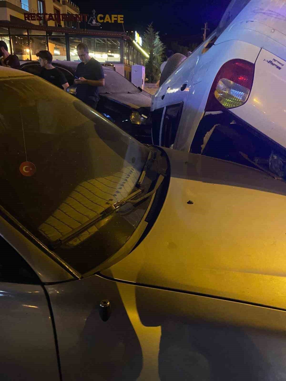 Elazığ’da sürücüsünün direksiyon hakimiyetini kaybetmesi sonucu takla atan otomobil, park