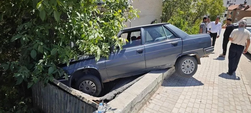 Elazığ’da tekeri patlayan otomobil, kömürlüğün üzerine çıktı Elazığ’da tekeri patlaması sonucu virajı alamayan otomobil, bina yanındaki kömürlüğün