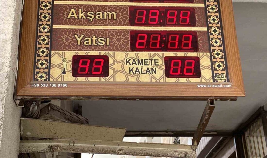 Elazığ’da termometreler 43 dereceyi gösterirken, sıcaktan bunalan vatandaşlar park ve