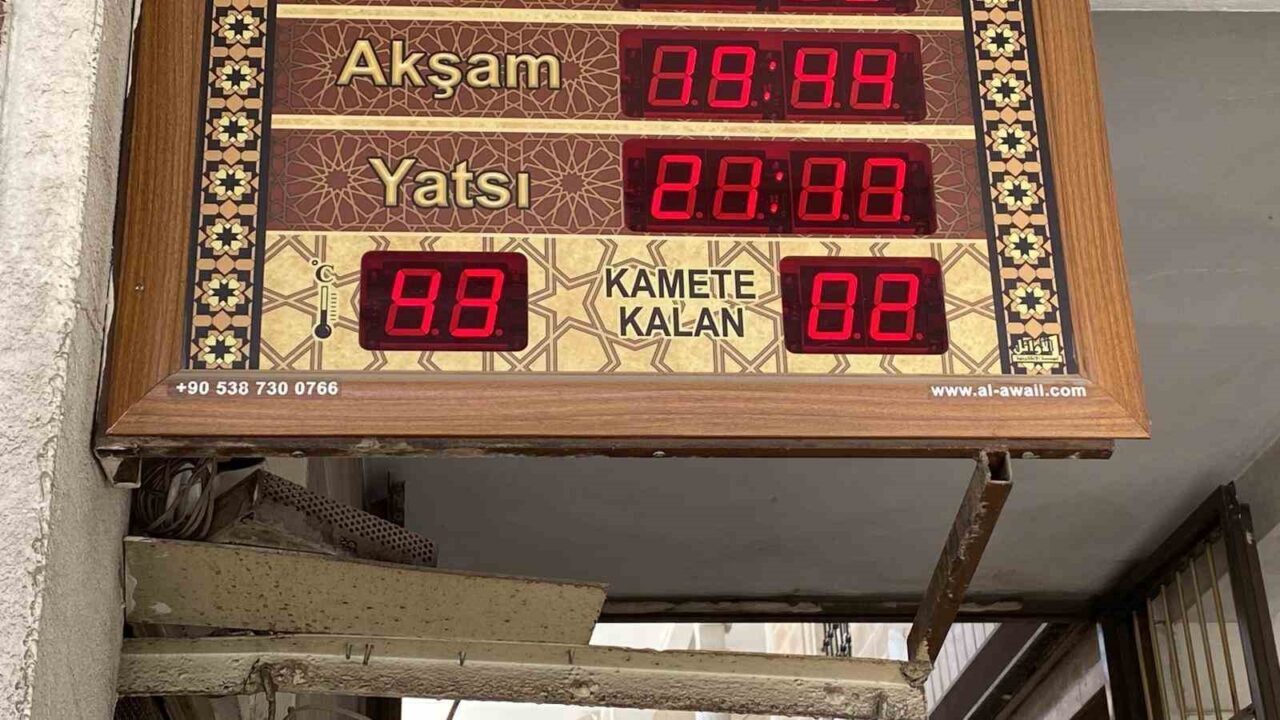 Elazığ’da termometreler 43 dereceyi gösterirken, sıcaktan bunalan vatandaşlar park ve