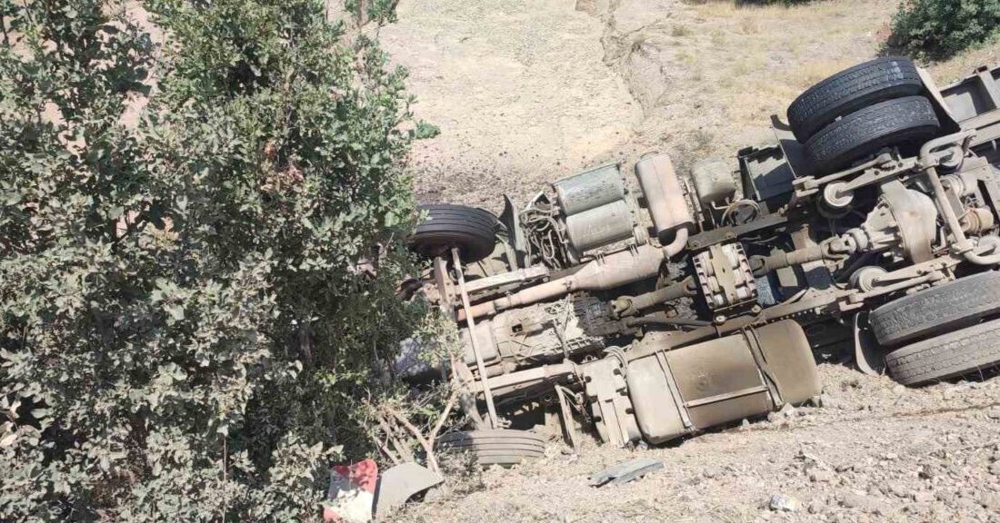 Elazığ’da sürücüsünün direksiyon hakimiyetini kaybettiği tır devrildi. Kazada bir kişi