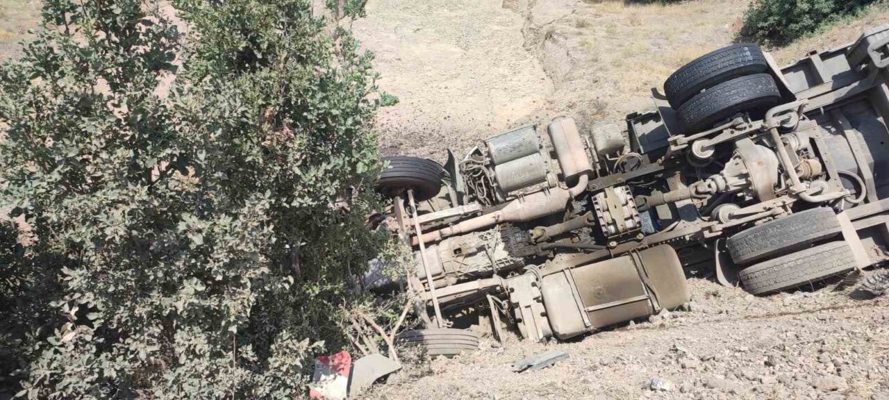 Elazığ’da sürücüsünün direksiyon hakimiyetini kaybettiği tır devrildi. Kazada bir kişi